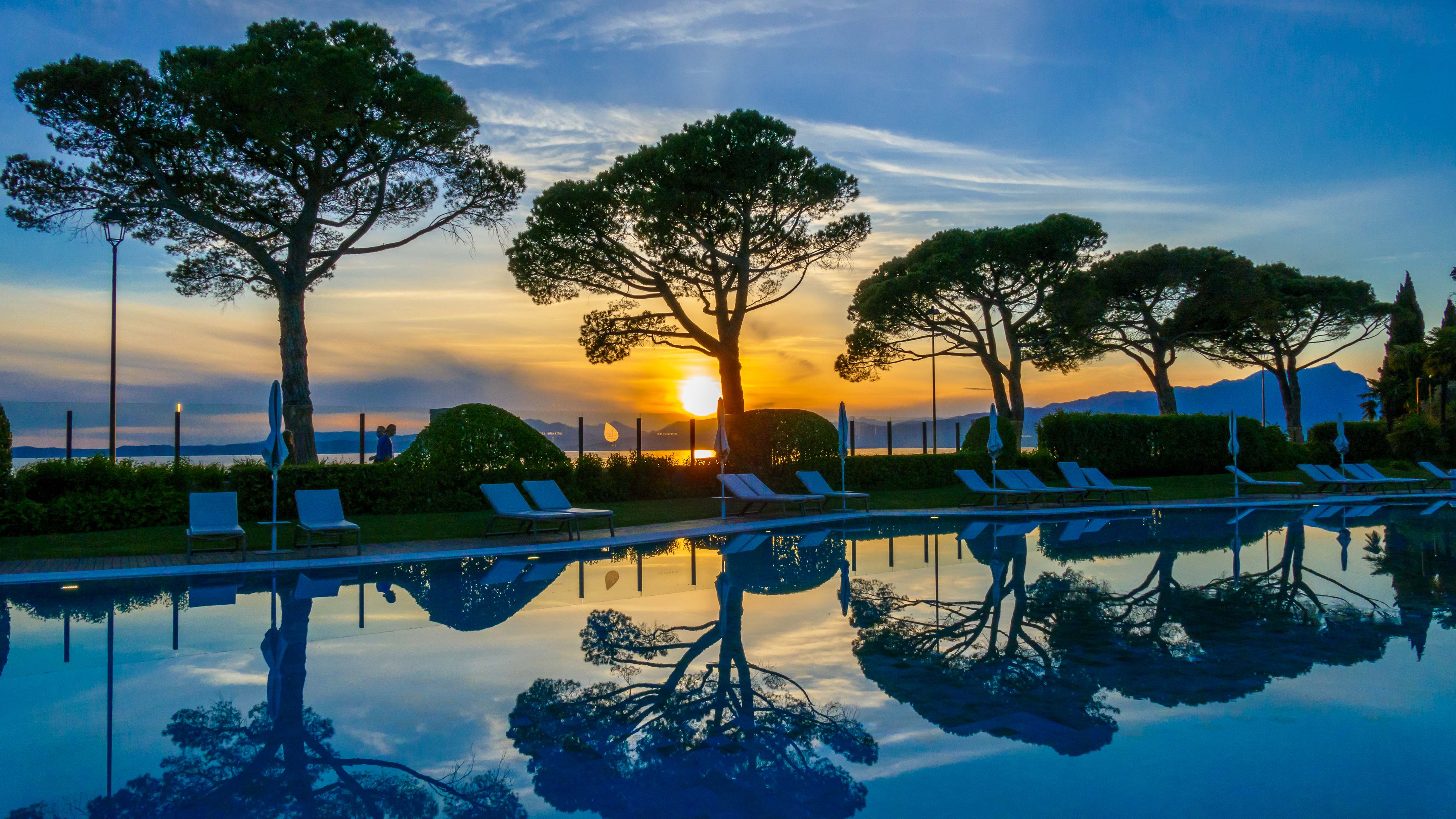 MAGICAL SUNSETS AT THE LAKE